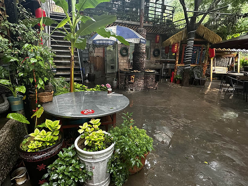 雨中小院